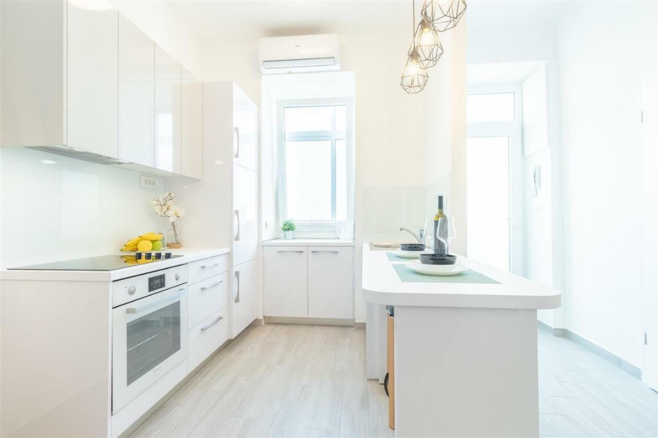 Apartment Alba Rijeka Bagian luar foto